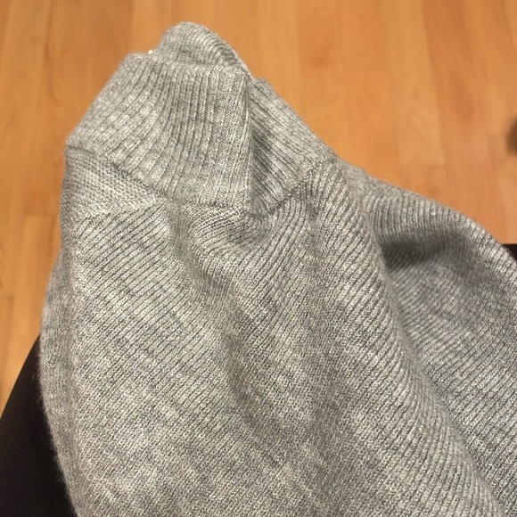 Abercrombie grey long sleeve sweater - Picture 3 of 3